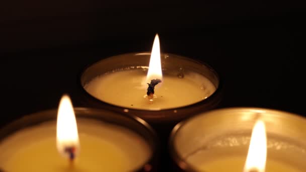 Mnoho Malých Svíček Černém Pozadí Hladké Klouzání Svíček Tmě Blikají — Stock video