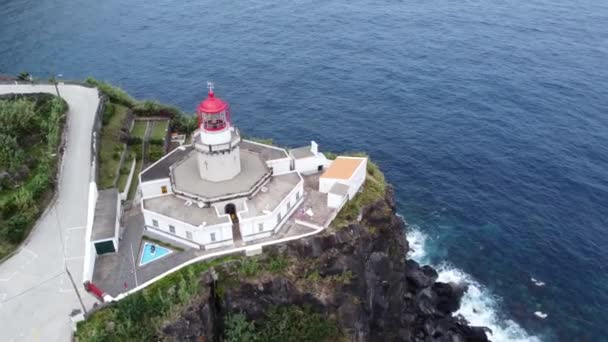 Aerial View Lighthouse Farol Ponta Arnel Waves Crashing Rocky Shoreline — Wideo stockowe