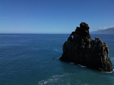 Okyanustaki kayaların manzarası çok güzel. Hava aracı görüntüsü. Madeira Adası, Portekiz.