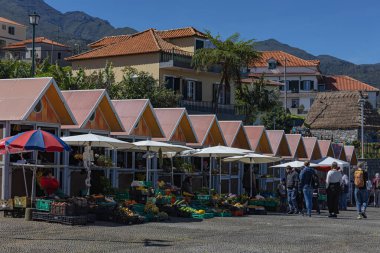 Santana pazarında sağlıklı yerel meyve ve sebzeler. Madeira, Portekiz