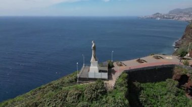 Funchal Drone görünümlü Garajau 'daki İsa heykeli. Madeira