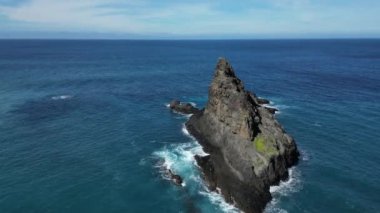 Madeira Adası 'nın havadan görünüşü. Okyanustaki kayalar. Portekiz 'in Madeira adasındaki okyanustaki uçurumlarda hava manzarası
