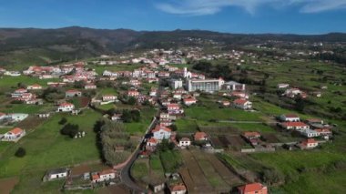 Dağların nefes kesici manzarası. Portekiz 'in Madeira adasındaki küçük dağ köyü..