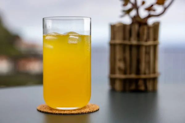 Een Fel Geel Glas Gevuld Met Vers Geperst Passievruchtensap Voor — Stockfoto