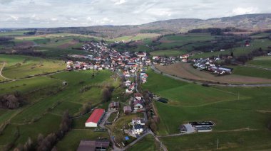 Kırsal kesimdeki bir köyün insansız hava aracı görüntüleri. 