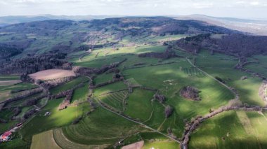 Almanya 'daki güzel bir dağın insansız hava aracı görüntüleri. 