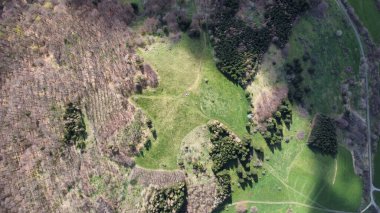Luftaufnahme der schwaren Berge in der Rhn