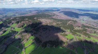 Alman dağlarının ve Rhoen tepelerinin güzel topraklarının insansız hava araçları..