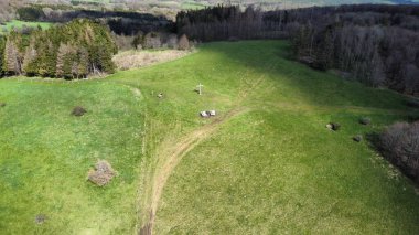Luftaufnahme der schwaren Berge in der Rhn