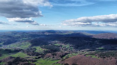 Alman dağlarının ve Rhoen tepelerinin güzel topraklarının insansız hava araçları..