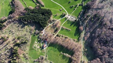 Luftaufnahme der schwaren Berge in der Rhn