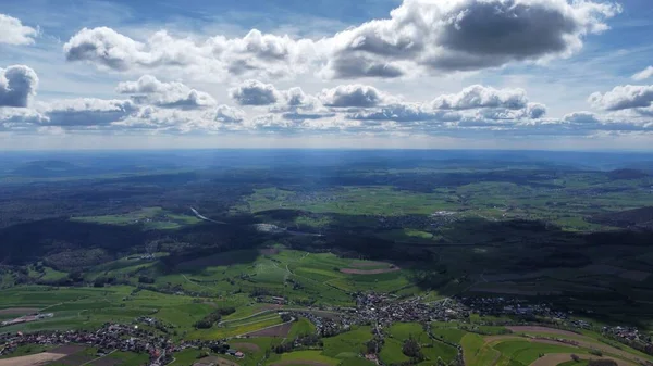 ドイツの山や丘の美しい風景のドローンフロップタグ — ストック写真