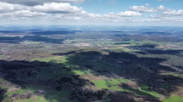 ドイツの山や丘の美しい風景のドローンフロップタグ — ストック写真