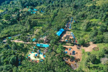 Oyun parkı olan yeşil ve güzel bir ormanda kamp yeri.