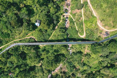 Kuranji hidroelektrik şelaleleri veya Batu Busuak Su Köprüsü Batu Busuak bölgesinde, Labuang Bukit Köyü, Pauh Bölgesi, Padang Şehri. Yaklaşık 15 km. Padang şehrinin doğusunda..