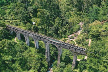 Kuranji hidroelektrik şelaleleri veya Batu Busuak Su Köprüsü Batu Busuak bölgesinde, Labuang Bukit Köyü, Pauh Bölgesi, Padang Şehri. Yaklaşık 15 km. Padang şehrinin doğusunda..