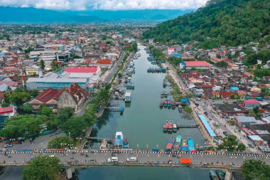 Batang Arau nehri üzerindeki siti nurbaya köprüsünün havadan görüntüsü, Padang City, Batı Sumatra. Bu köprü şehir merkezini Seberang Padang 'a bağlıyor..