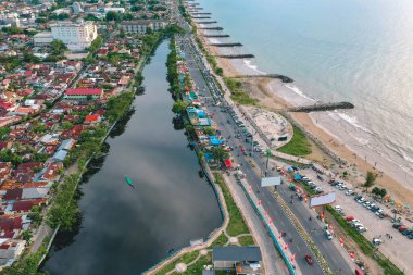 Öğleden sonra Padang 'da Taplau plajının hava manzarası.