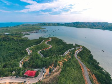 Puncak Mandeh - Doğal tepelerin havadan görünüşü ve körfezin güzelliği ile Carocok Tarusan Körfezi 'nin ortasındaki bir grup küçük adanın süslenmesi.