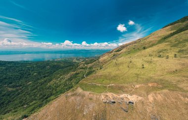 Hava manzaralı Puncak Gagoan, Paninggahan, Junjung Sirih, Kab. Solok, Sumatera Barat, Endonezya. Gagoan Zirvesi, Bukit Barisan Dağları 'nın arkasındaki güzel bir manzara biçiminde turistik bir cazibedir.