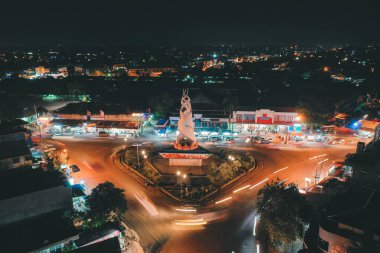 Gece Simpang Haru Anıtı 'nda hava manzarası Padang City, Batı Sumatra