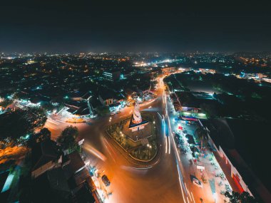 Gece Simpang Haru Anıtı 'nda hava manzarası Padang City, Batı Sumatra