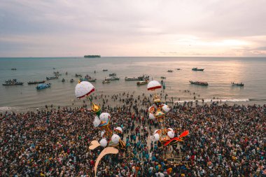Pariaman, Batı Sumatra, Endonezya - 14 Ağustos 2022: Aerial View Hoyak Tabuik, Pariaman toplumunun yıllık geleneklerinden biridir.. 