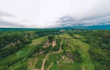 Tabiang Takuruang 'ın Hava Görüntüsü - Sianok Vadisi Bukittinggi Şehri.