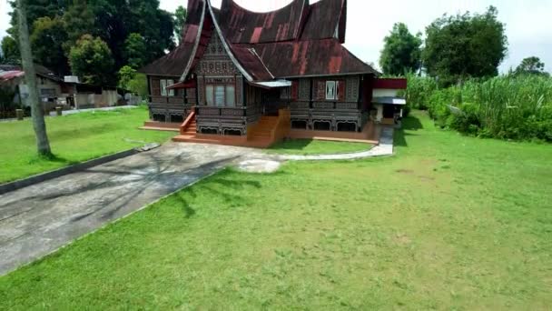 用Minangkabau传统住宅 Rumah Gadang 鸟瞰西苏门答腊的自然氛围 — 图库视频影像