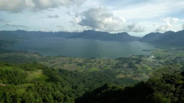 Bukik Sakura 'nın hava manzarası doğal bir turistik yerdir. Ziyaretçiler, Batı Sumatra Eyaleti Agam Regency 'deki Maninjau Gölü' nün manzarasını görebilirler.