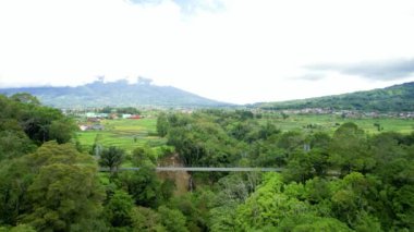 Jembatan Guranti veya Guranti Brdige. Ngarai Sianyia, Nagari Guguak Tabek Sarojo IV. Bölge Koto, Agam-West Sumatra Regency 'deki iki köyü birleştiren asma köprü.