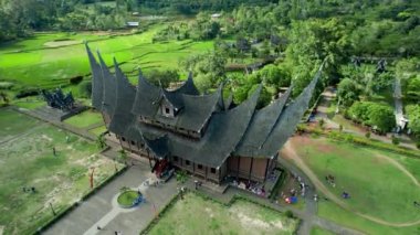 Pagaruyung Sarayı Havadan Görünümü (Minangkabau: Istano Basa Pagaruyuang), Batusangkar kasabası yakınlarındaki Pagaruyung Krallığı 'nın istana (kraliyet sarayı)..