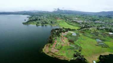Atas Gölü 'nün (Danau Atas), Solok Regency, Batı Sumatra' nın Havadan Sabah Görüş Alanı.