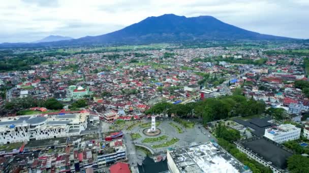 在印度尼西亚西苏门答腊的布基廷盖市建立大钟Jam Gadang Bukittinggi的空中视图 揭示周围的时钟塔 主要的地标 以及旅游景点 — 图库视频影像
