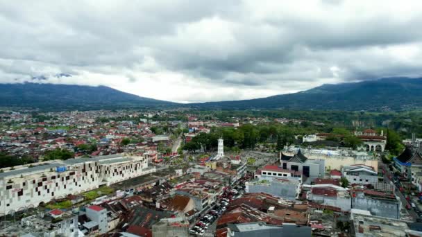在印度尼西亚西苏门答腊的布基廷盖市建立大钟Jam Gadang Bukittinggi的空中视图 揭示周围的时钟塔 主要的地标 以及旅游景点 — 图库视频影像