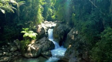 Hava manzaralı Lubuak Ngalauan Şelalesi ya da Sarasah Lubuak Rantiang, Bangek Nehri bölgesinde, Balai Gadang Köyü, Koto Tangah Bölgesi, Padang Bölgesi.