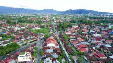 Öğleden sonra Padang şehir treninin hava manzarasını kurun.