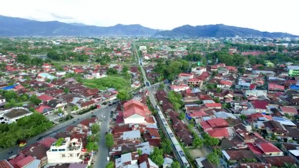 Mendirikan Pemandangan Udara Yang Menakjubkan Dari Kereta Api Kota Padang — Stok Video