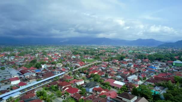 Etablera Flygfoto Persontåg Sibinuang Passerar Järnvägsbron Närheten Järnvägsstationen Padang Stad — Stockvideo