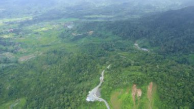 Bulutların üstünde yeşil ve güzel dağlarla çevrili sıra dışı bir yol.