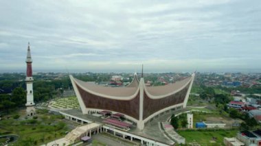 Batı Sumatra Büyük Camii, Kuzey Padang Bölgesi, Chatib Sulaiman 'da yer alan Batı Sumatra' daki en büyük camidir..
