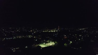 Arka planda muhteşem Büyük Cami olan Padang şehrinin gece hava görüntüsü.