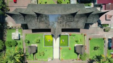 Adityawarman Müzesi Padang 'da yer almaktadır. Adityawarman Müzesi, Minangkabau kültür mirası ve ulusal kültür mirası gibi tarihi eserlerin korunduğu bir kültür müzesidir..