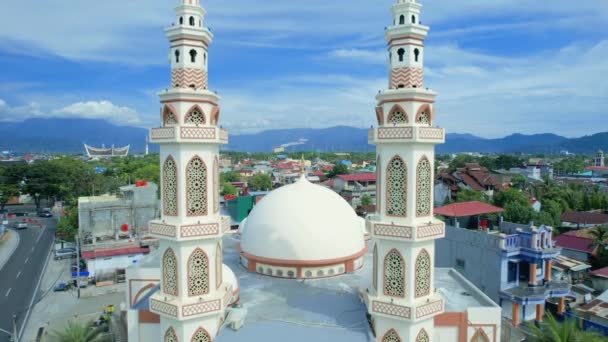 Αεροφωτογραφία Μεγάλο Μουτζαχεντίν Τζαμί Που Βρίσκεται Μπροστά Στην Παραλία Ταπλάου — Αρχείο Βίντεο