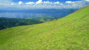 Hava manzaralı Puncak Gagoan, Paninggahan, Junjung Sirih, Kab. Solok, Sumatera Barat, Endonezya. Gagoan Zirvesi, Bukit Barisan Dağları 'nın arkasındaki güzel bir manzara biçiminde turistik bir cazibedir.