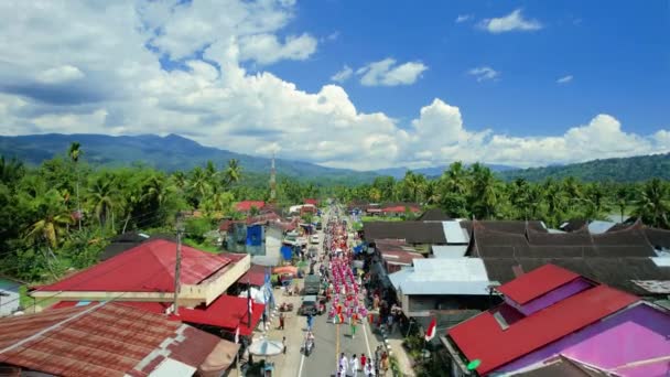 インドネシアの独立記念日を祝う学生によるパレードの空想的な眺め — ストック動画
