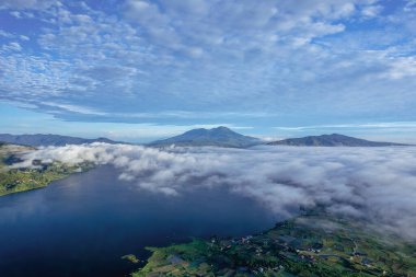 Alahan Panjang, Solok Regency, Batı Sumatra 'da dağ manzaralı göl manzarası