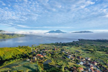 Alahan Panjang, Solok Regency, Batı Sumatra 'da dağ manzaralı göl manzarası