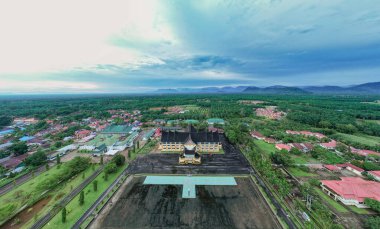 Güzel palmiye ağaçları ve dağlarla dolu Batı Pasaman Naip Vekil Ofisi