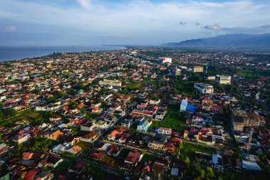 Padang City, Batı Sumatra 'nın sabah hava görüntüsü..